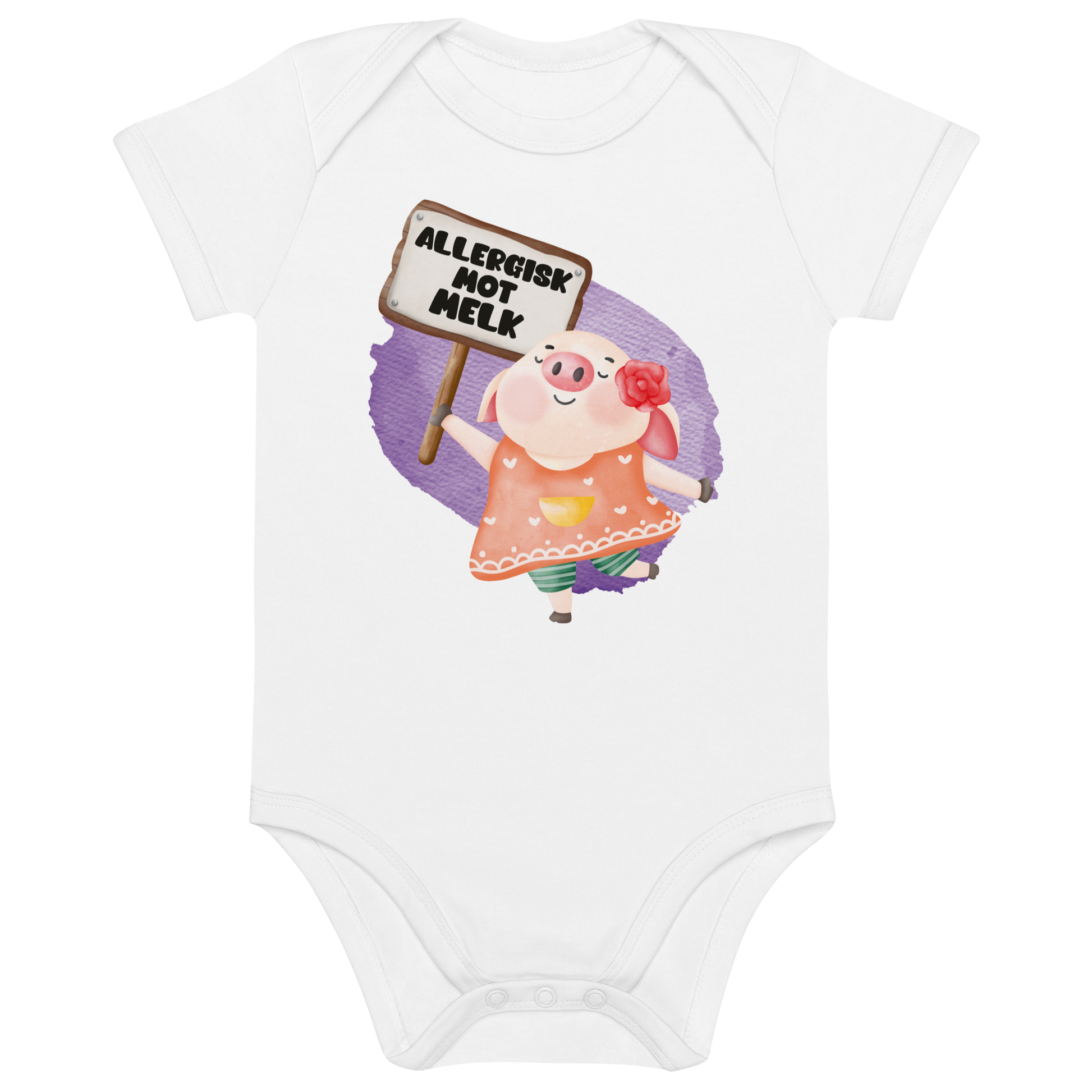 Hvit babybody som ligger flatt, med en glad gris som holder oppe et skilt med teksten "Allergisk mot melk". Foto.