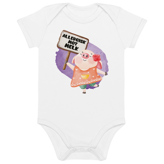 Hvit babybody som ligger flatt, med en glad gris som holder oppe et skilt med teksten "Allergisk mot melk". Foto.
