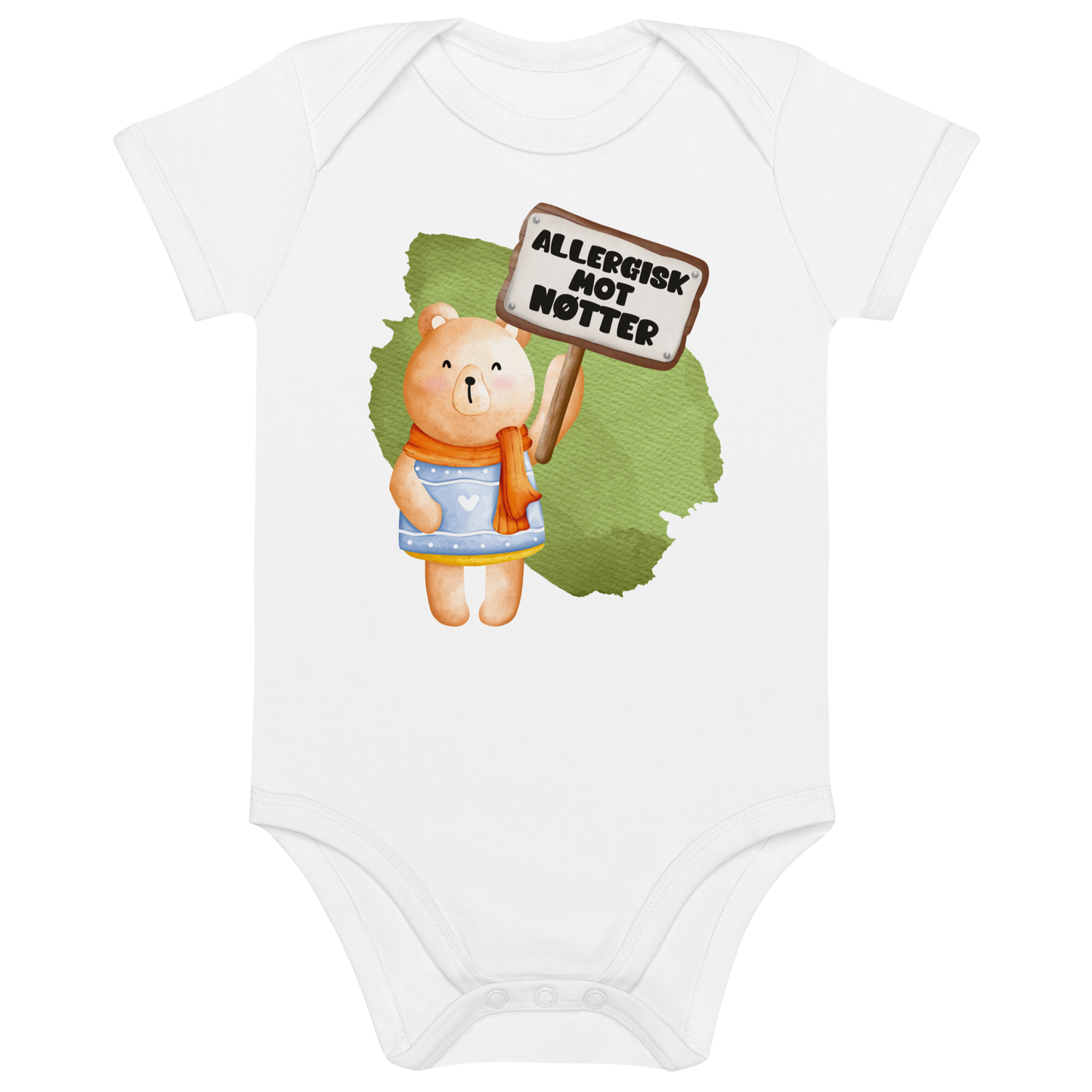 Hvit babybody som ligger flatt, med en glad bamse som holder oppe et skilt med teksten "Allergisk mot nøtter". Foto.