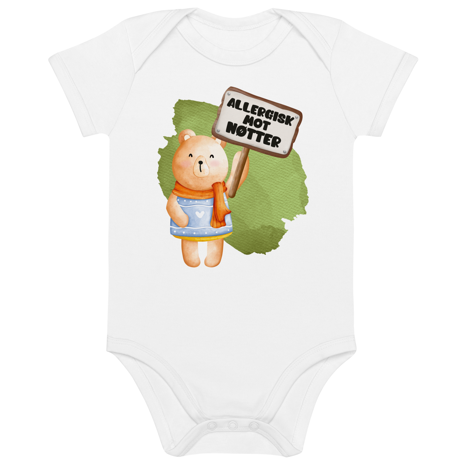 Hvit babybody som ligger flatt, med en glad bamse som holder oppe et skilt med teksten "Allergisk mot nøtter". Foto.