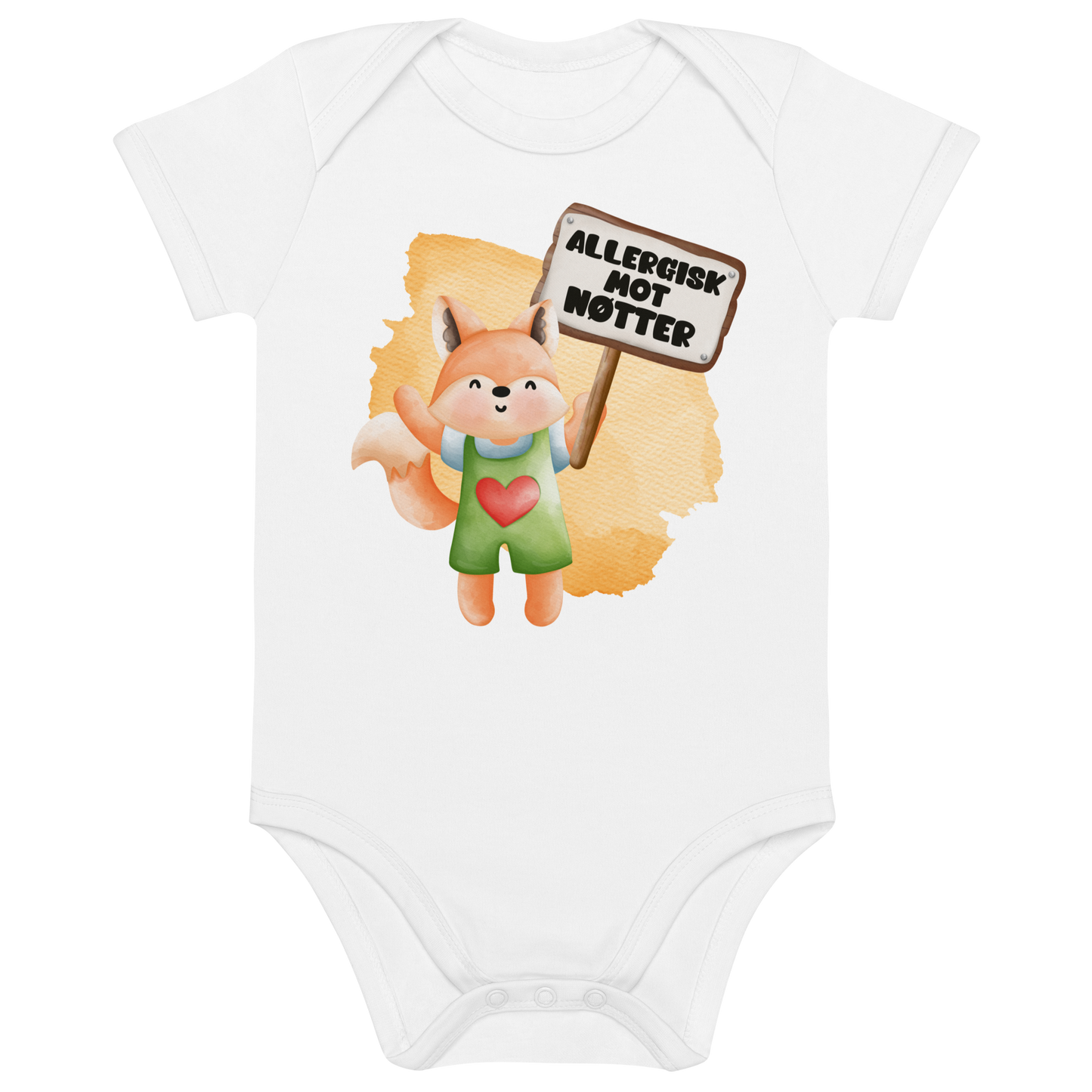 Hvit babybody som ligger flatt, med en glad rev som holder oppe et skilt med teksten "Allergisk mot nøtter". Foto.