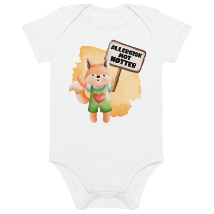 Hvit babybody som ligger flatt, med en glad rev som holder oppe et skilt med teksten "Allergisk mot nøtter". Foto.