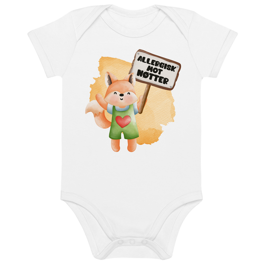 Hvit babybody som ligger flatt, med en glad rev som holder oppe et skilt med teksten "Allergisk mot nøtter". Foto.