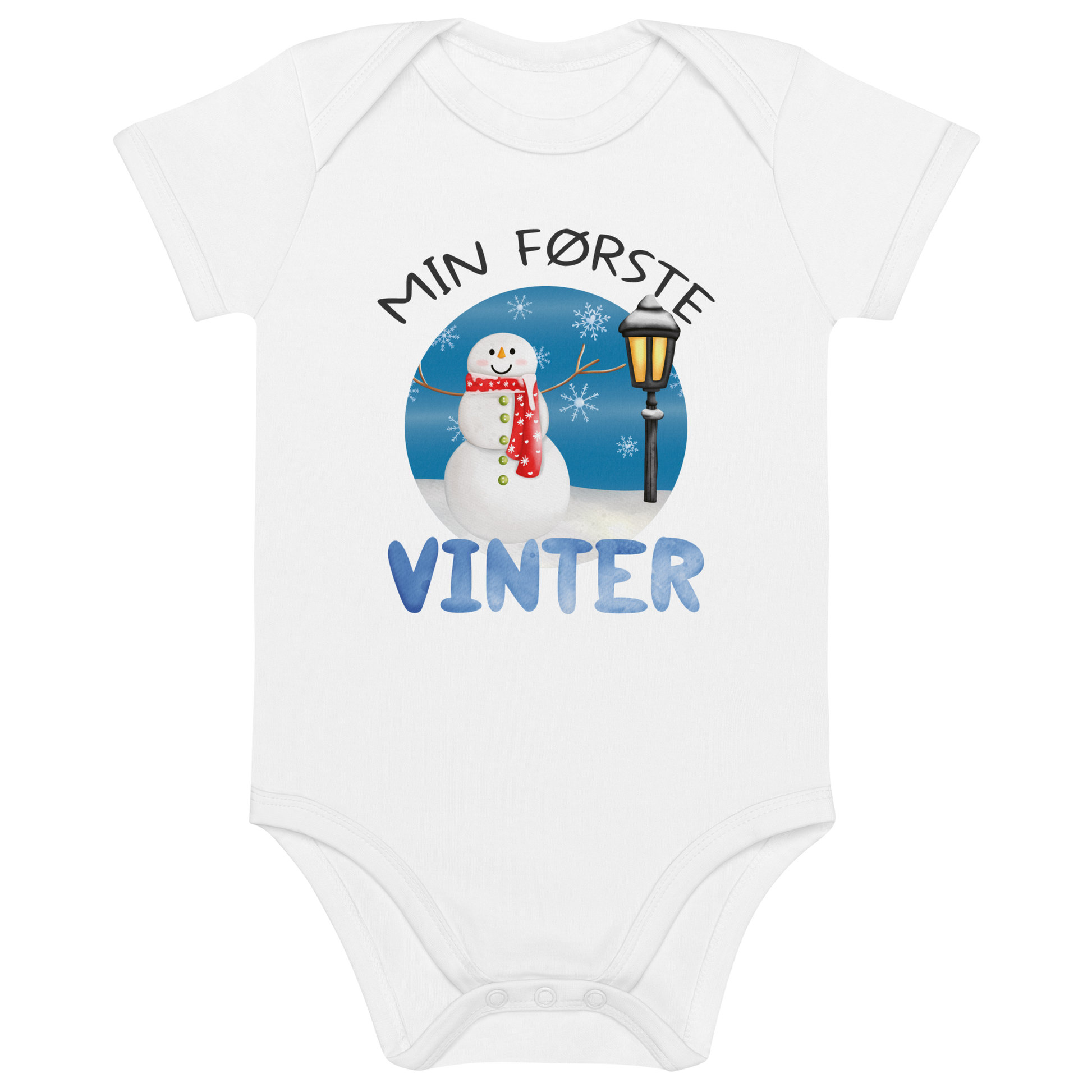 Hvit babybody som ligger flatt, med teksten "Min første vinter" og figur av en glad snømann ved en gammeldags lyktestolpe. Foto.