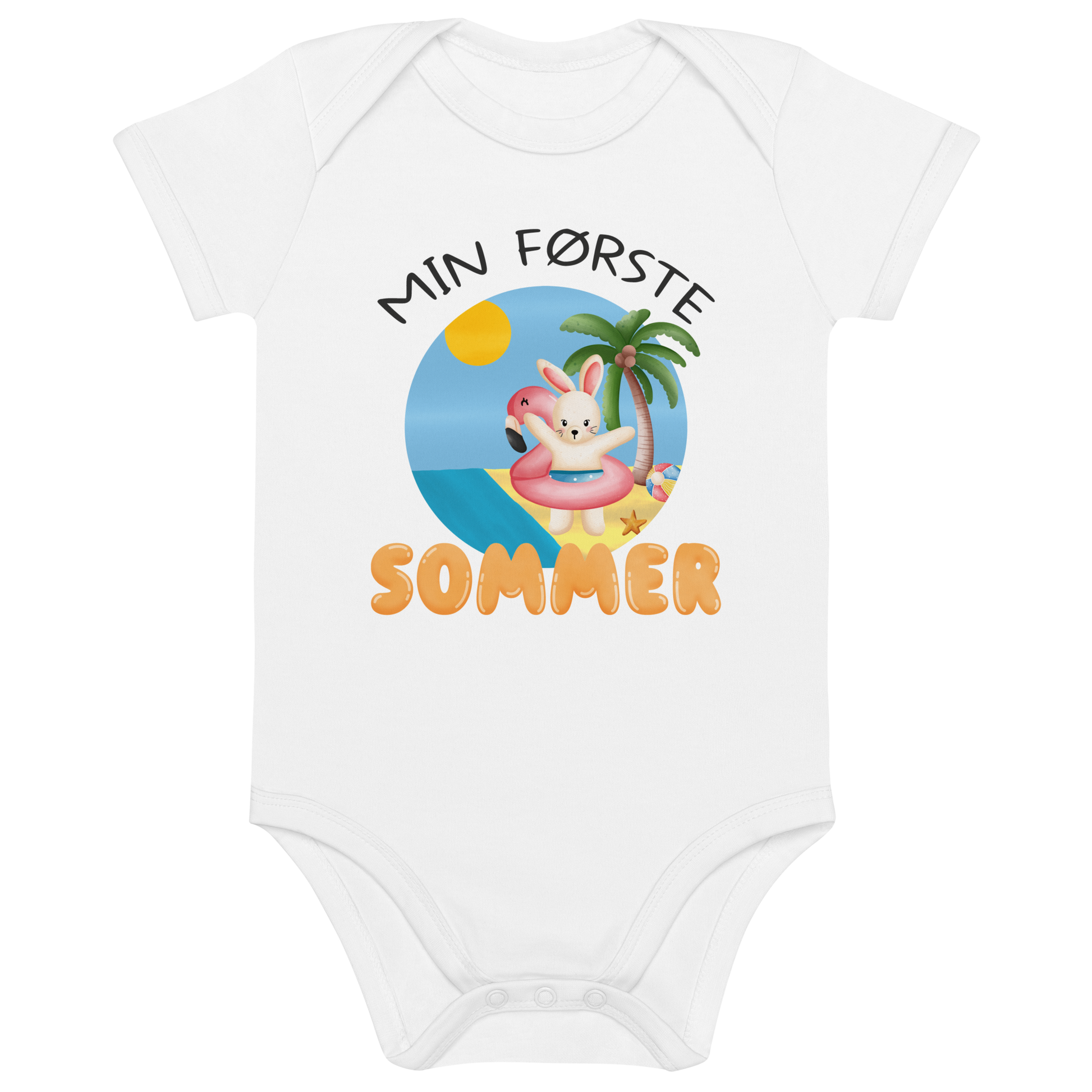 Hvit babybody som ligger flatt, med teksten "Min første sommer" og figur av en glad kanin med flamingo badering på stranden. Foto.