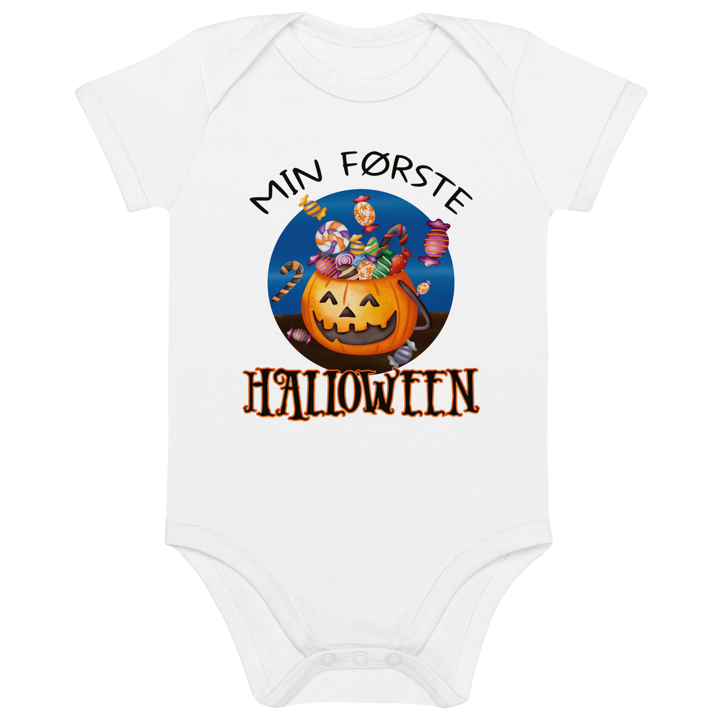 Hvit babybody som ligger flatt, med teksten "Min første halloween" og figur av en kurv som ser ut som et gresskar og som er fylt med godteri. Foto.