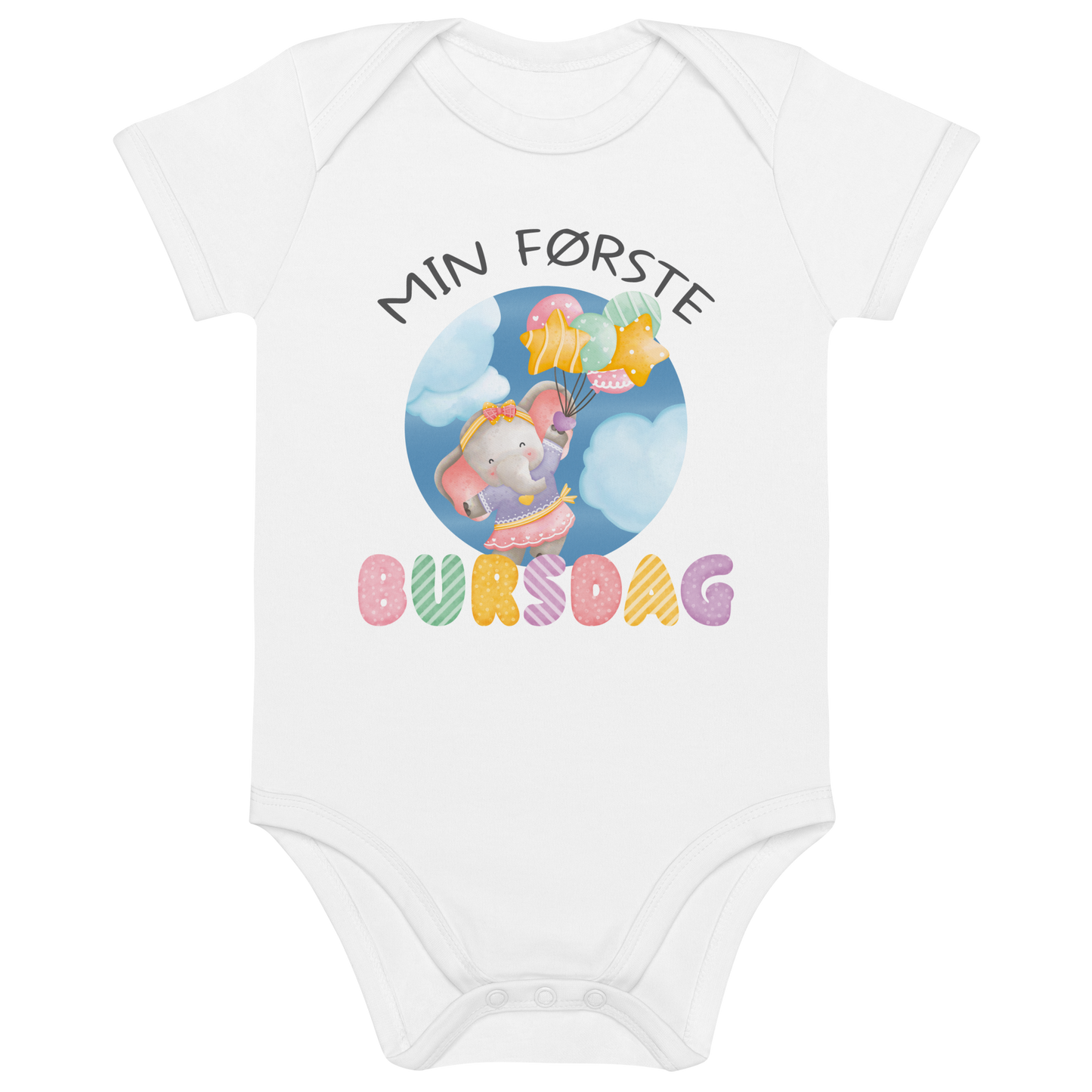 Hvit babybody som ligger flatt, med teksten "Min første bursdag" og figur av en søt og glad elefant som holder flere ballonger og flyr mellom skyene. Foto.