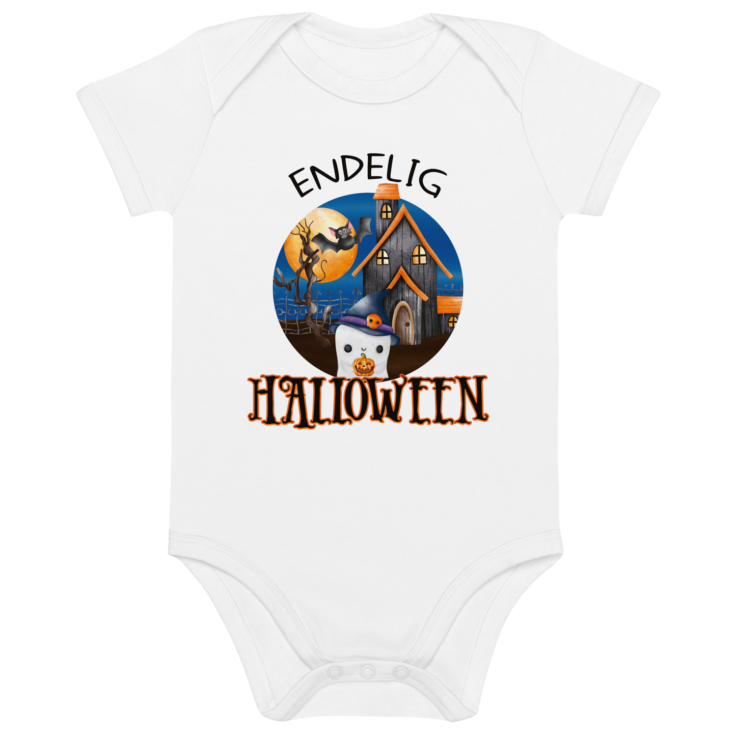 Hvit babybody som ligger flatt, med teksten "Endelig halloween" og figur av et søtt spøkelse med heksehatt foran et hus med en stor fullmåne i bakgrunnen. Foto.