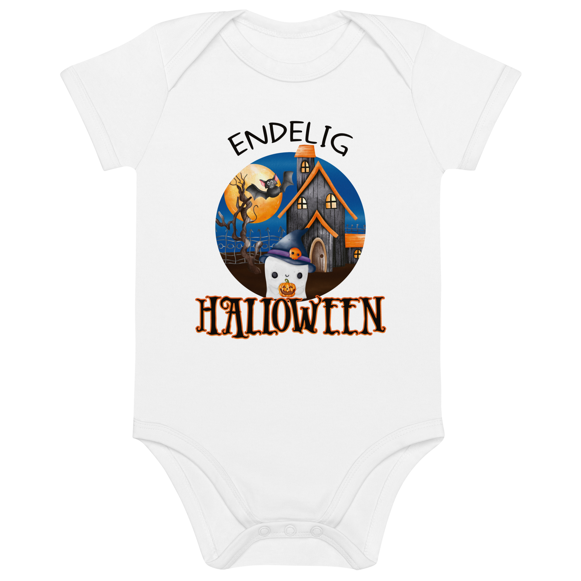 Hvit babybody som ligger flatt, med teksten "Endelig halloween" og figur av et søtt spøkelse med heksehatt foran et hus med en stor fullmåne i bakgrunnen. Foto.