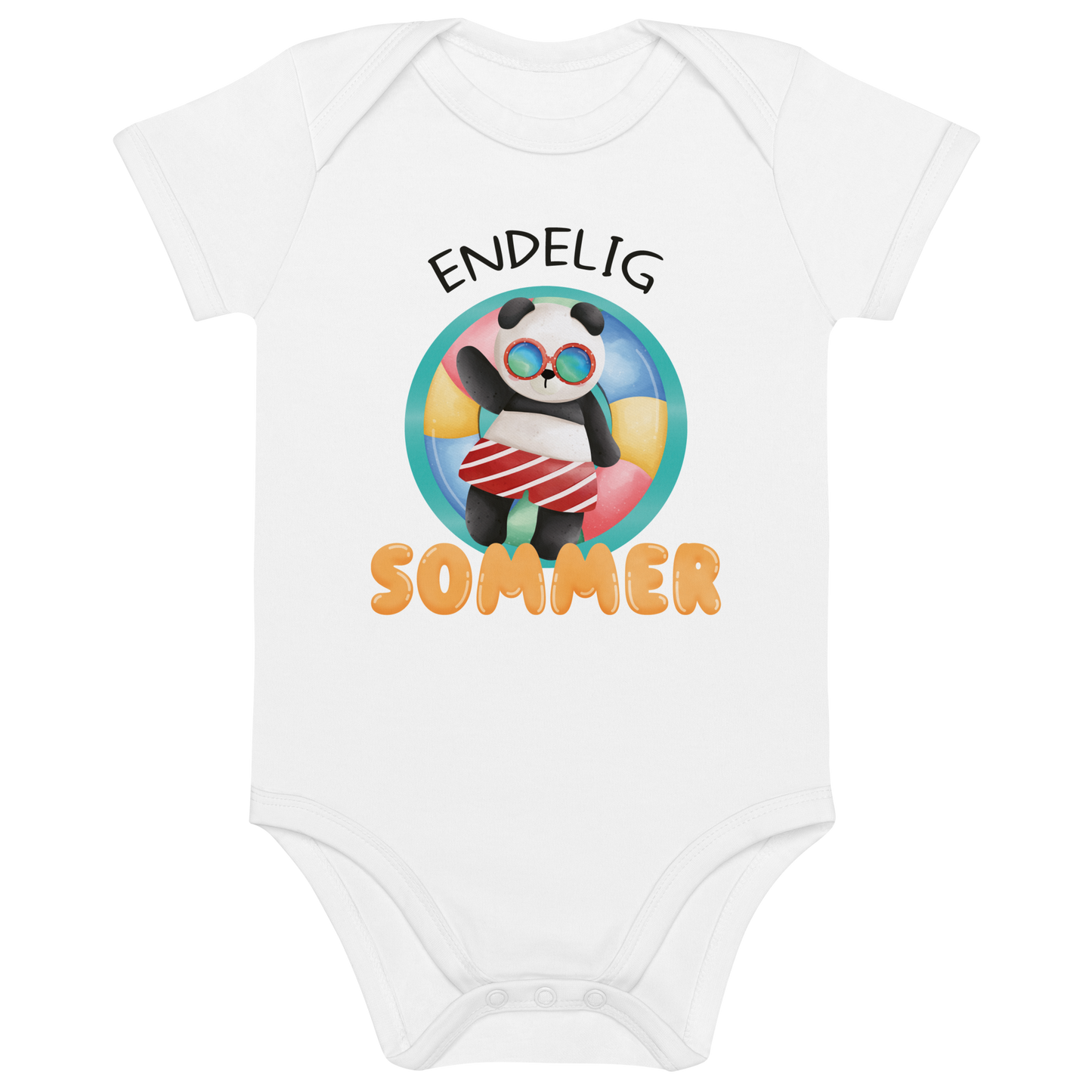 Hvit babybody som ligger flatt, med teksten "Endelig sommer" og figur av en avslappet panda med solbriller som flyter i vannet på en badering. Foto.