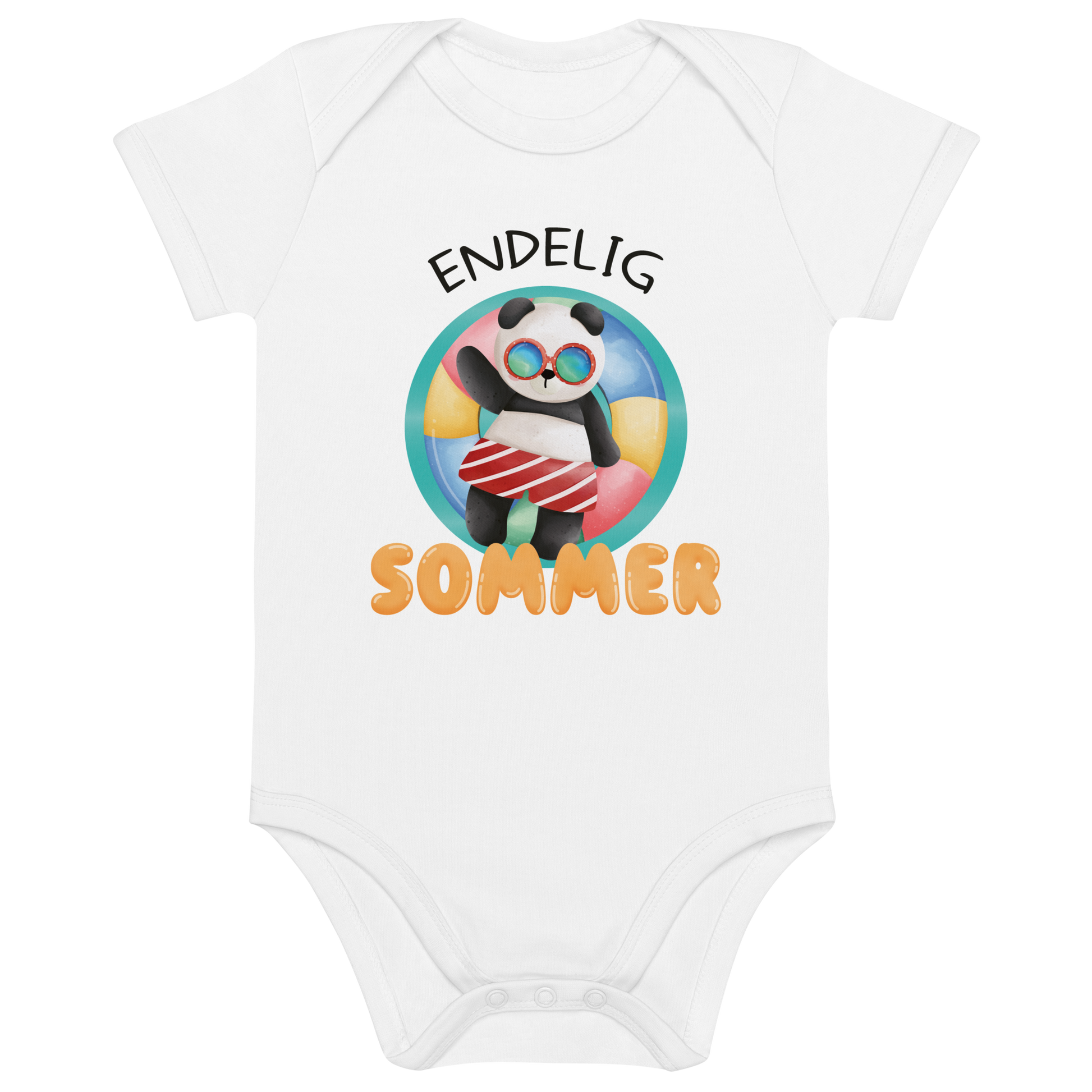 Hvit babybody som ligger flatt, med teksten "Endelig sommer" og figur av en avslappet panda med solbriller som flyter i vannet på en badering. Foto.