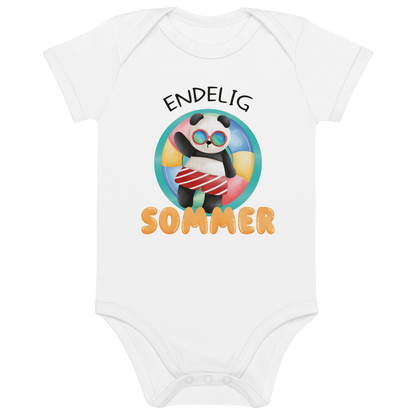 Hvit babybody som ligger flatt, med teksten "Endelig sommer" og figur av en avslappet panda med solbriller som flyter i vannet på en badering. Foto.