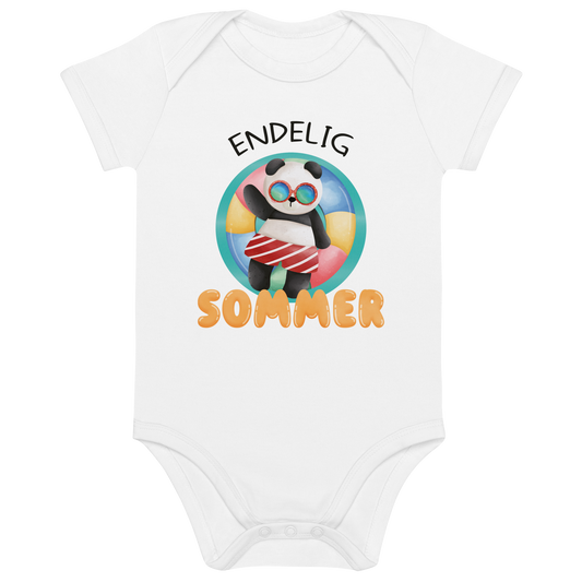 Hvit babybody som ligger flatt, med teksten "Endelig sommer" og figur av en avslappet panda med solbriller som flyter i vannet på en badering. Foto.