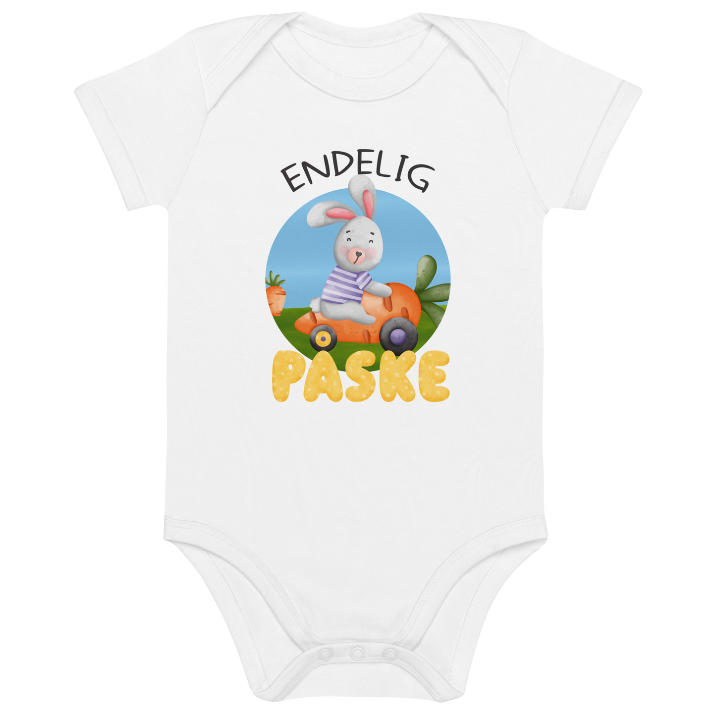 Hvit babybody som ligger flatt, med teksten "Endelig påske" og figur av en glad kanin som kjører en gulrotbil. Foto.
