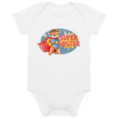Hvit babybody som ligger flatt, med teksten "Supersøster" og figur av en stolt tiger i superhelt-klær. Foto.