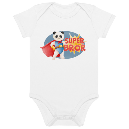 Hvit babybody som ligger flatt, med teksten "Superbror" og figur av en stolt panda i superhelt-klær. Foto.