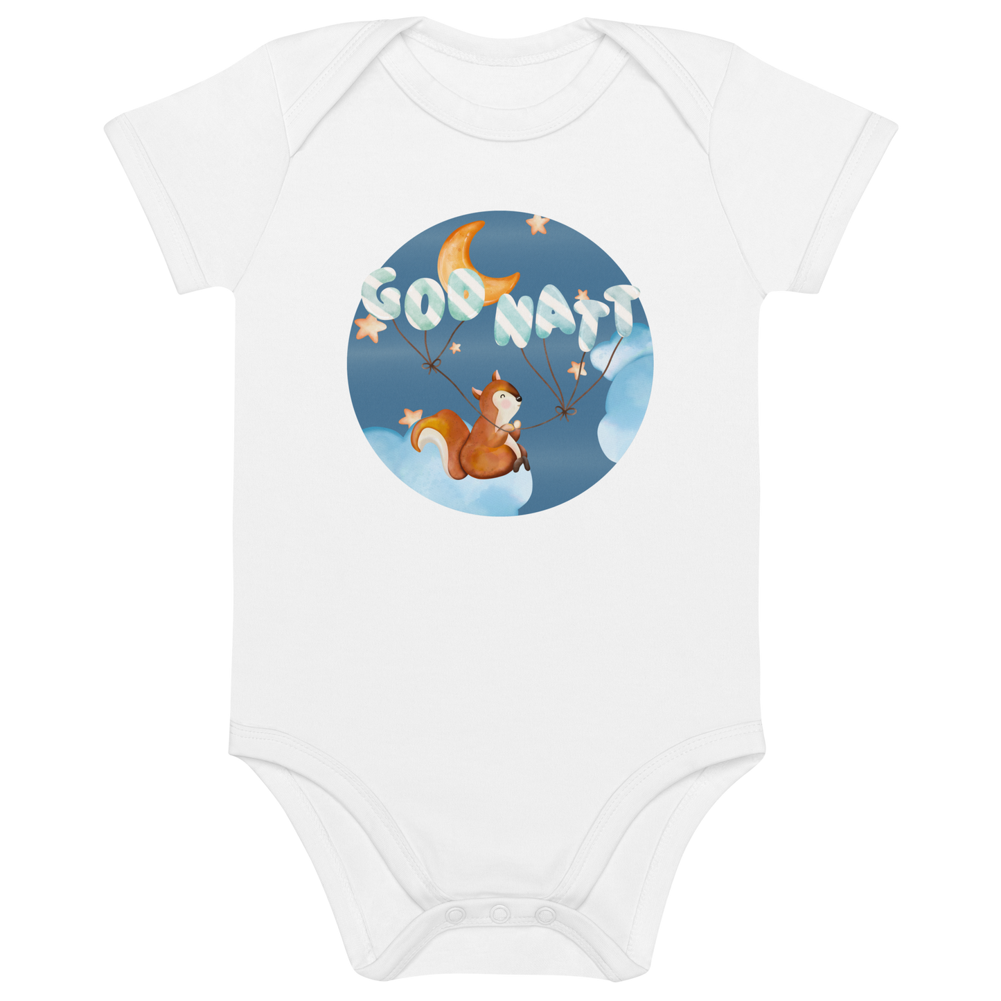 Hvit babybody som ligger flatt, med ett lykkelig ekorn som sitter på en sky og holder ballonger med teksten "God natt". Foto.