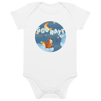 Hvit babybody som ligger flatt, med ett lykkelig ekorn som sitter på en sky og holder ballonger med teksten "God natt". Foto.