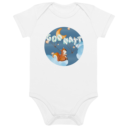 Hvit babybody som ligger flatt, med ett lykkelig ekorn som sitter på en sky og holder ballonger med teksten "God natt". Foto.