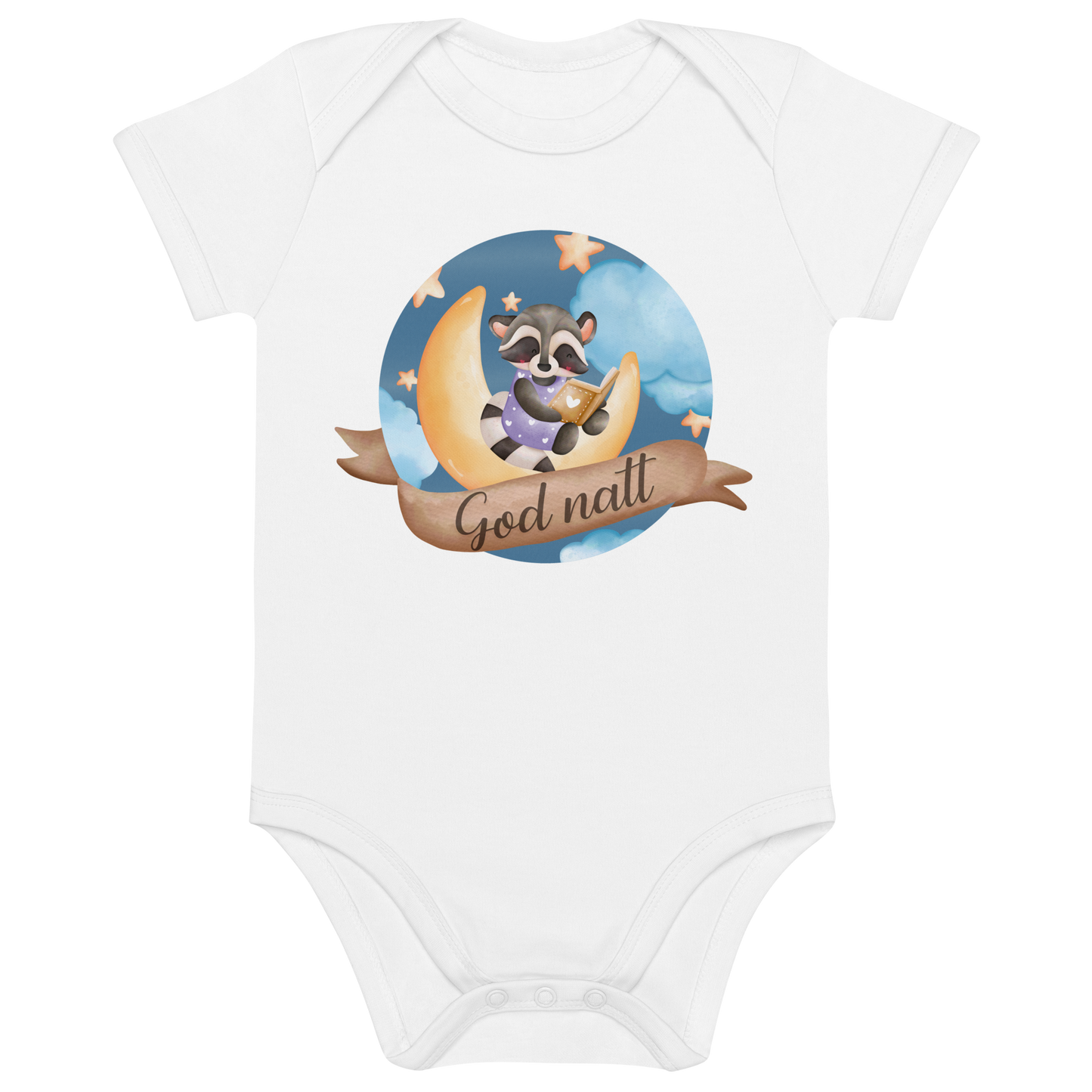 Hvit babybody som ligger flatt, med teksten "God natt" og figur av en lykkelig vaskebjørn som sitter på månen og leser en bok. Foto.