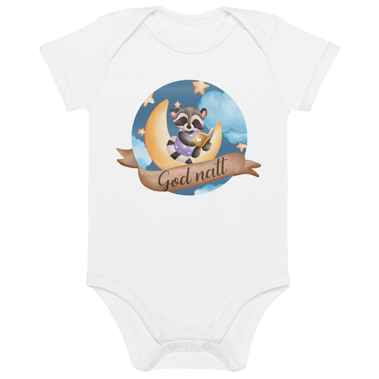 Hvit babybody som ligger flatt, med teksten "God natt" og figur av en lykkelig vaskebjørn som sitter på månen og leser en bok. Foto.