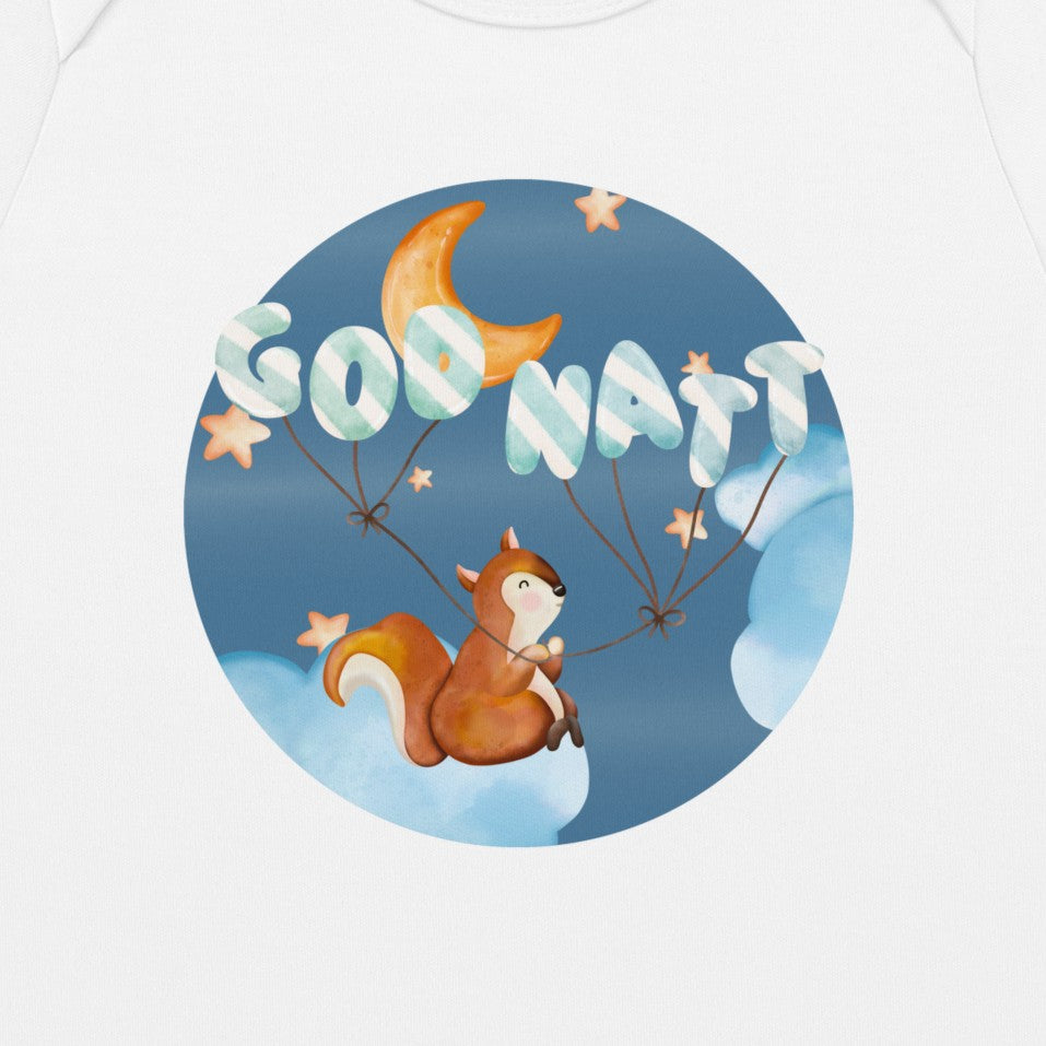 Et lykkelig ekorn som sitter på en sky og holder ballonger med teksten "God natt". Foto av motivet trykket på tøy.