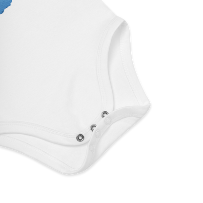 Babybody som ligger flatt, der bildet fokuserer på å vise trykknappene i kilen. Foto.