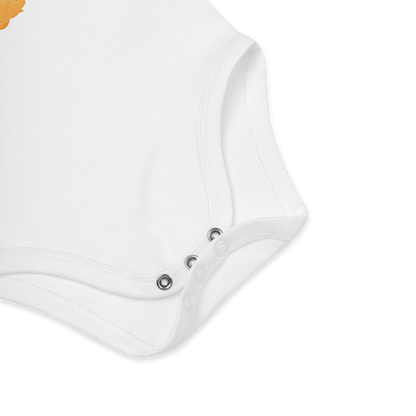 Babybody som ligger flatt, der bildet fokuserer på å vise trykknappene i kilen. Foto.