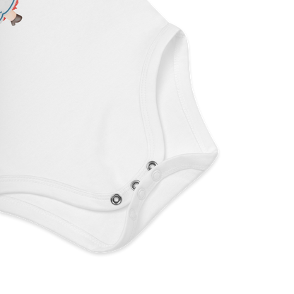 Babybody som ligger flatt, der bildet fokuserer på å vise trykknappene i kilen. Foto.