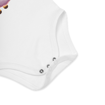 Babybody som ligger flatt, der bildet fokuserer på å vise trykknappene i kilen. Foto.