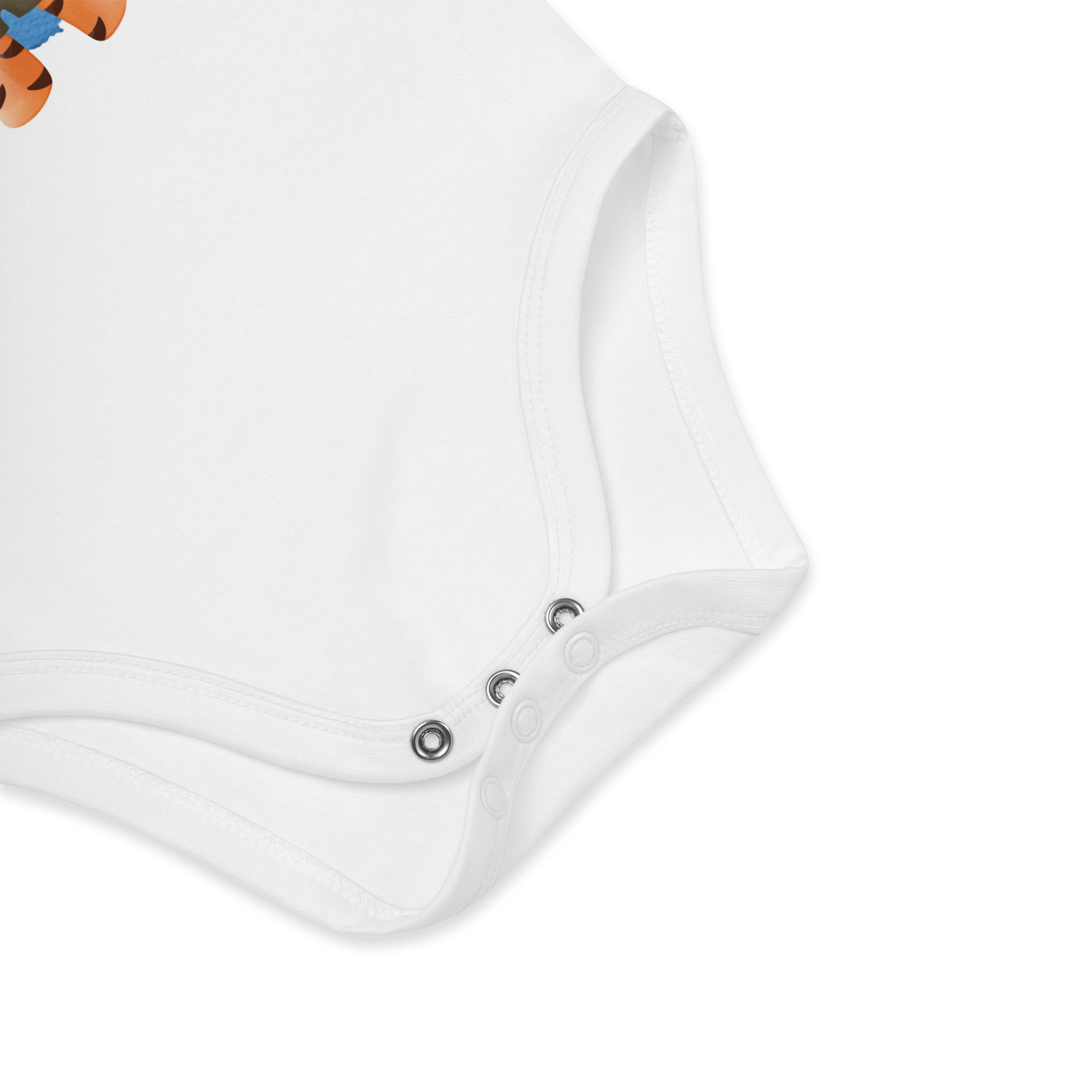 Babybody som ligger flatt, der bildet fokuserer på å vise trykknappene i kilen. Foto.