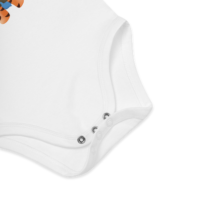 Babybody som ligger flatt, der bildet fokuserer på å vise trykknappene i kilen. Foto.