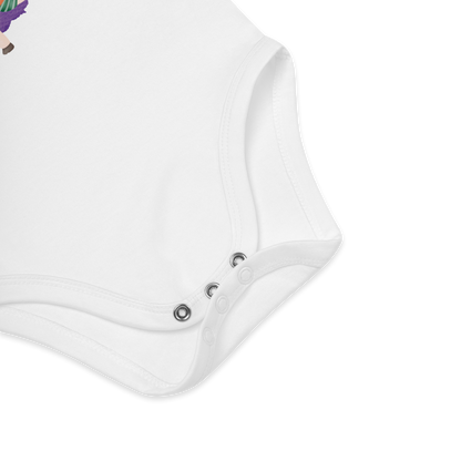 Babybody som ligger flatt, der bildet fokuserer på å vise trykknappene i kilen. Foto.