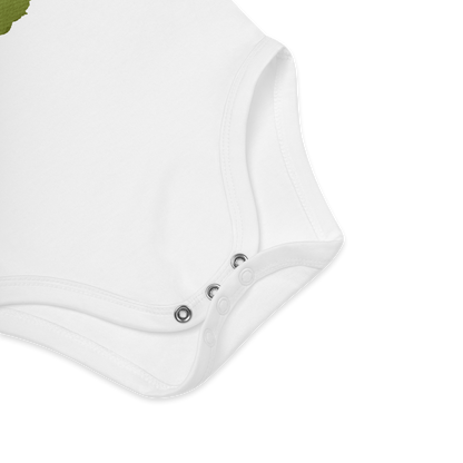 Babybody som ligger flatt, der bildet fokuserer på å vise trykknappene i kilen. Foto.