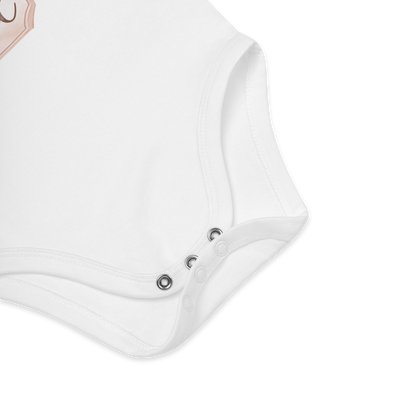 Babybody som ligger flatt, der bildet fokuserer på å vise trykknappene i kilen. Foto.