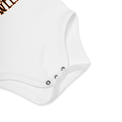 Babybody som ligger flatt, der bildet fokuserer på å vise trykknappene i kilen. Foto.