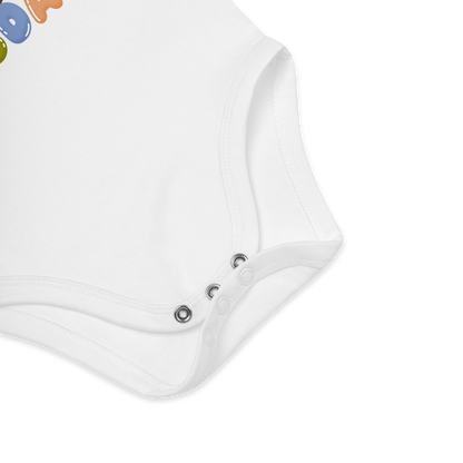 Babybody som ligger flatt, der bildet fokuserer på å vise trykknappene i kilen. Foto.