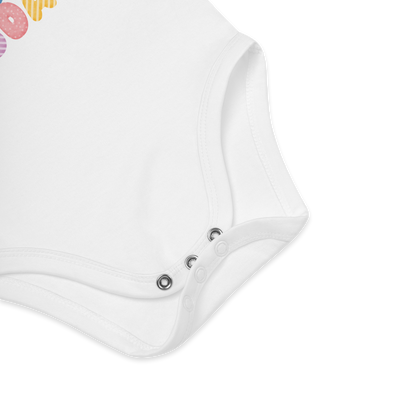 Babybody som ligger flatt, der bildet fokuserer på å vise trykknappene i kilen. Foto.