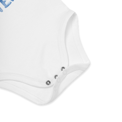 Babybody som ligger flatt, der bildet fokuserer på å vise trykknappene i kilen. Foto.