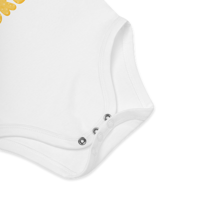 Babybody som ligger flatt, der bildet fokuserer på å vise trykknappene i kilen. Foto.