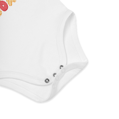 Babybody som ligger flatt, der bildet fokuserer på å vise trykknappene i kilen. Foto.