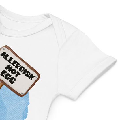 Babybody som ligger flatt, der bildet fokuserer på å vise at skuldrene er omslagslagte. Foto.