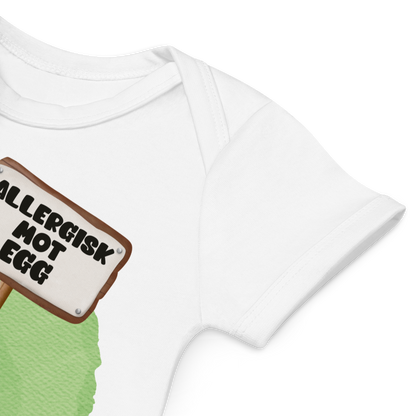 Babybody som ligger flatt, der bildet fokuserer på å vise at skuldrene er omslagslagte. Foto.