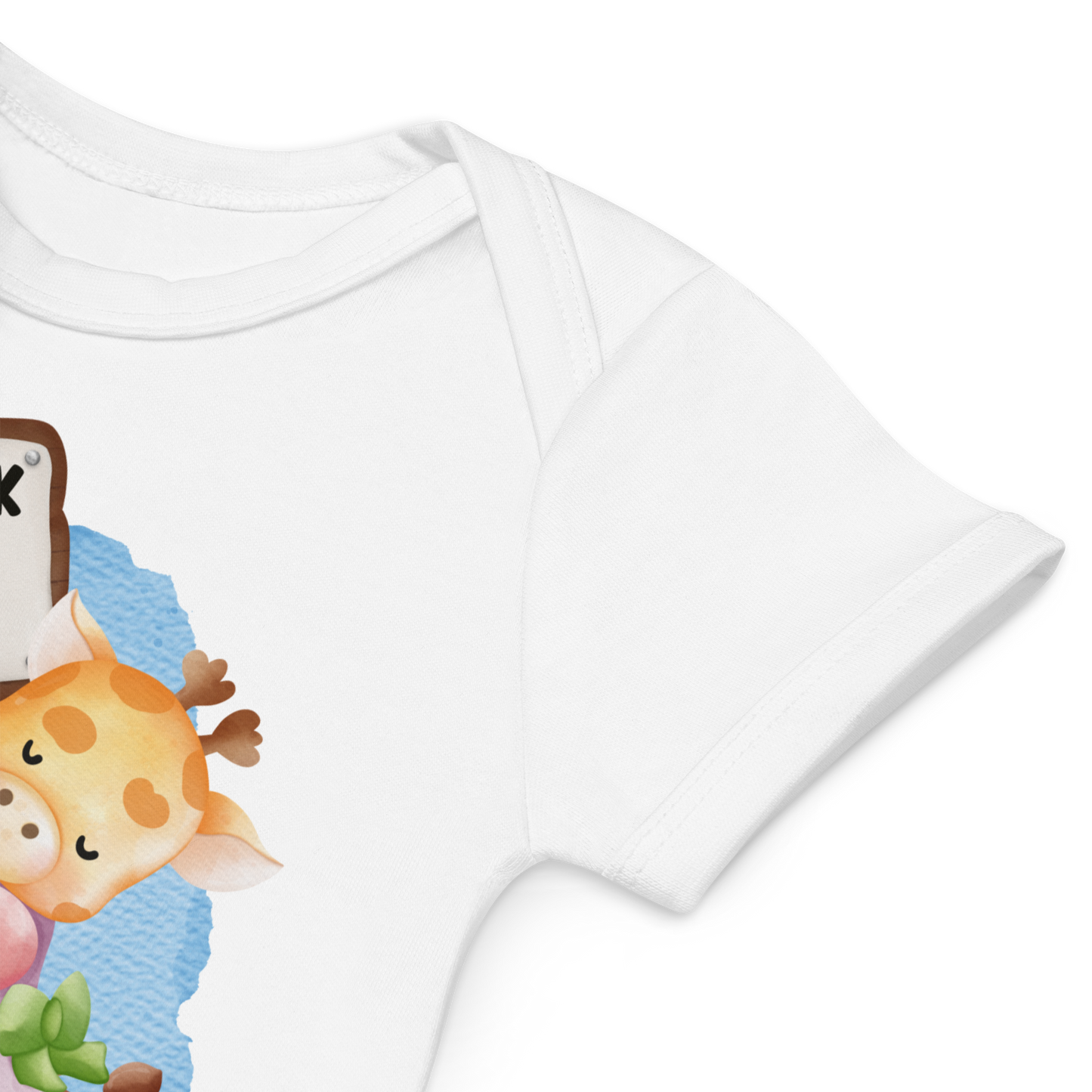 Babybody som ligger flatt, der bildet fokuserer på å vise at skuldrene er omslagslagte. Foto.