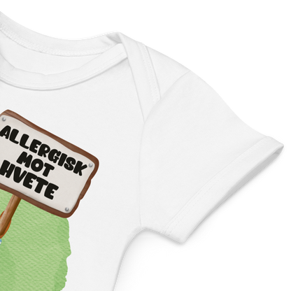 Babybody som ligger flatt, der bildet fokuserer på å vise at skuldrene er omslagslagte. Foto.