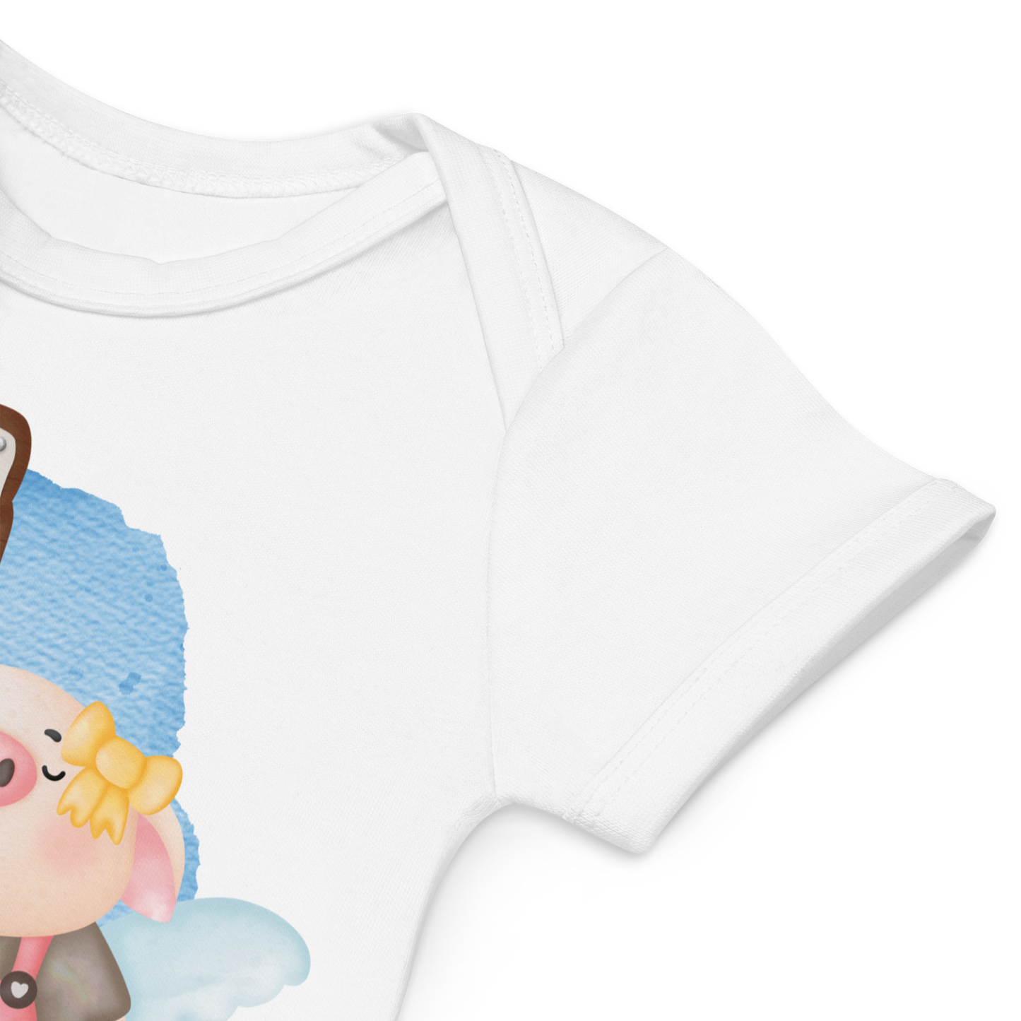 Babybody som ligger flatt, der bildet fokuserer på å vise at skuldrene er omslagslagte. Foto.