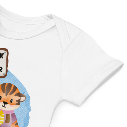 Babybody som ligger flatt, der bildet fokuserer på å vise at skuldrene er omslagslagte. Foto.