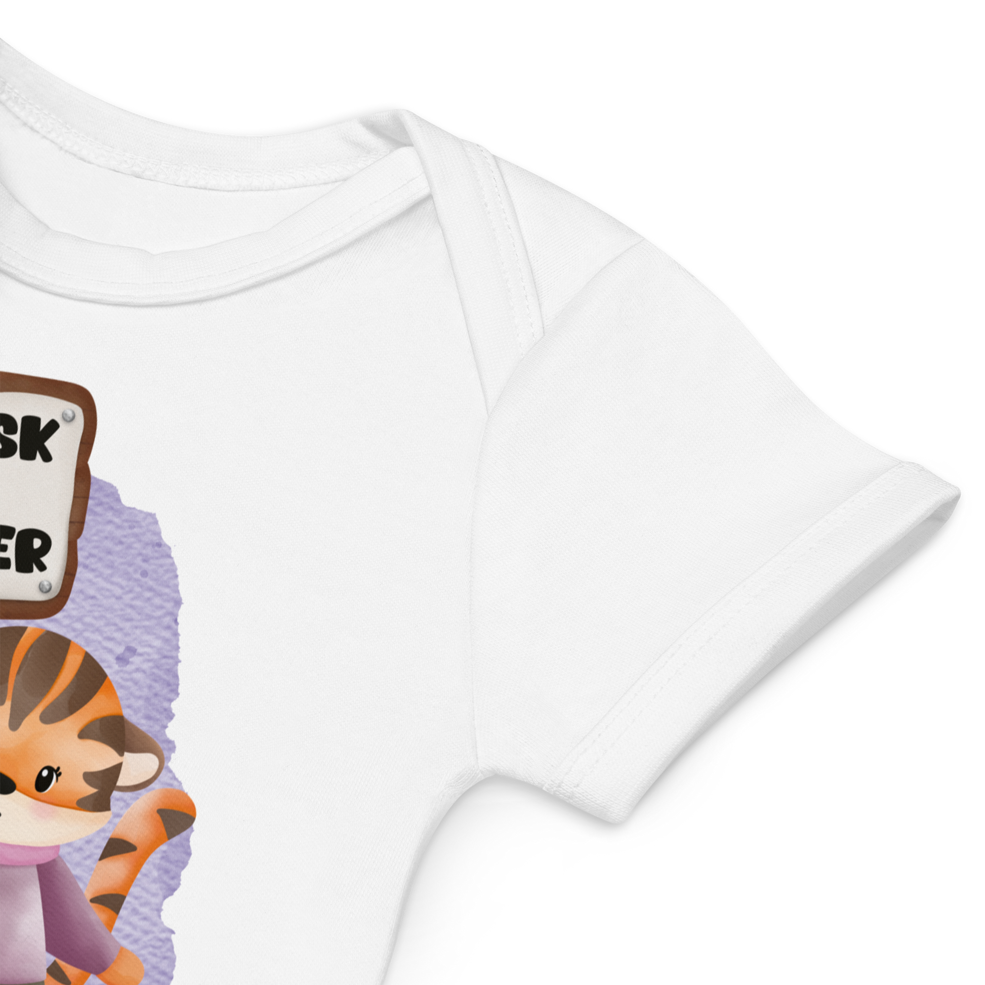 Babybody som ligger flatt, der bildet fokuserer på å vise at skuldrene er omslagslagte. Foto.