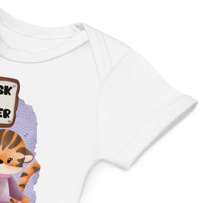 Babybody som ligger flatt, der bildet fokuserer på å vise at skuldrene er omslagslagte. Foto.