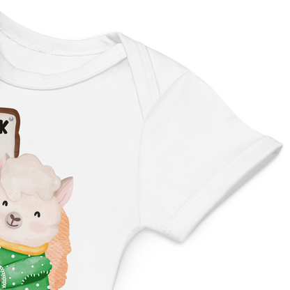 Babybody som ligger flatt, der bildet fokuserer på å vise at skuldrene er omslagslagte. Foto.